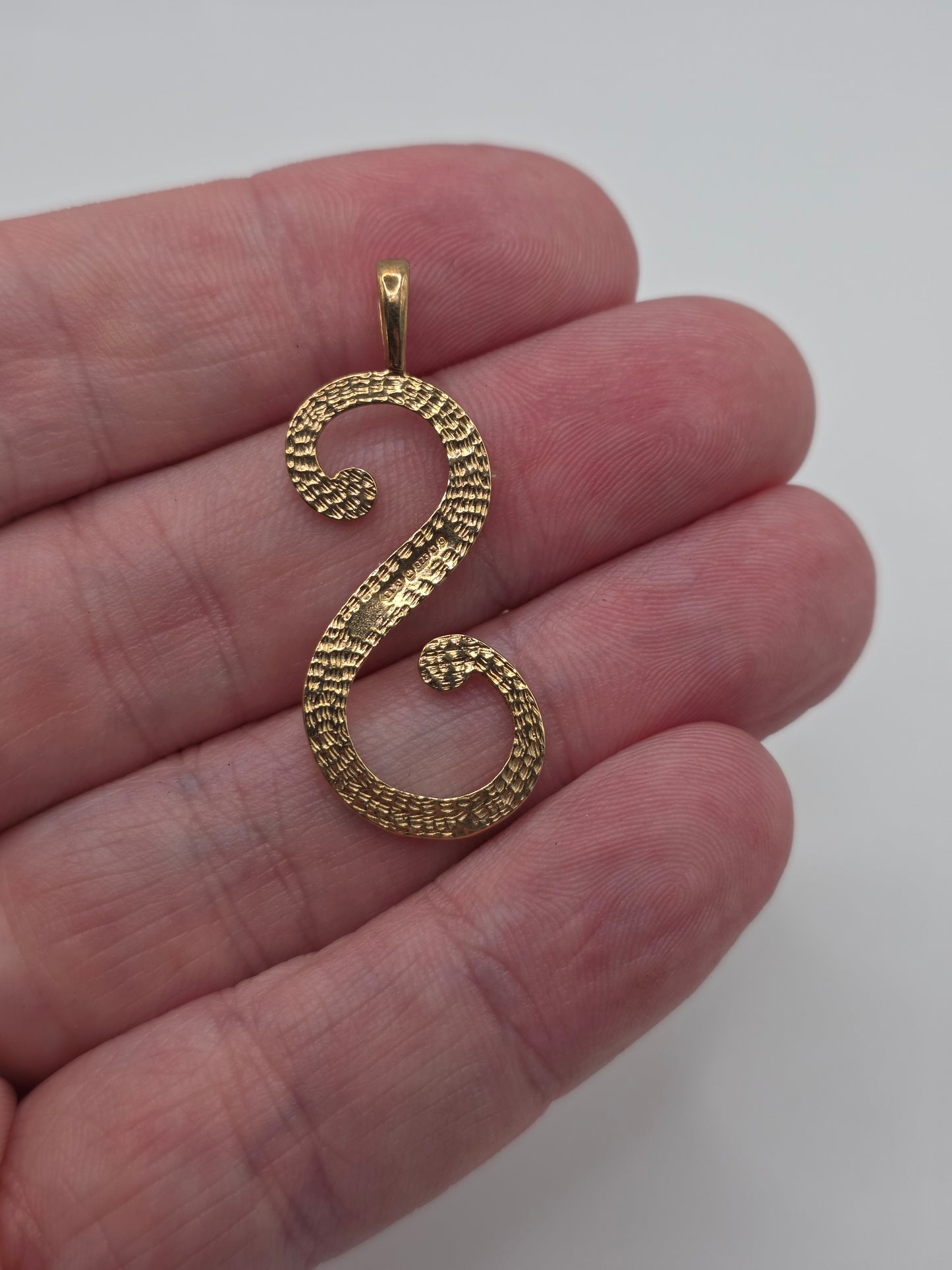 9ct gold initial S pendant