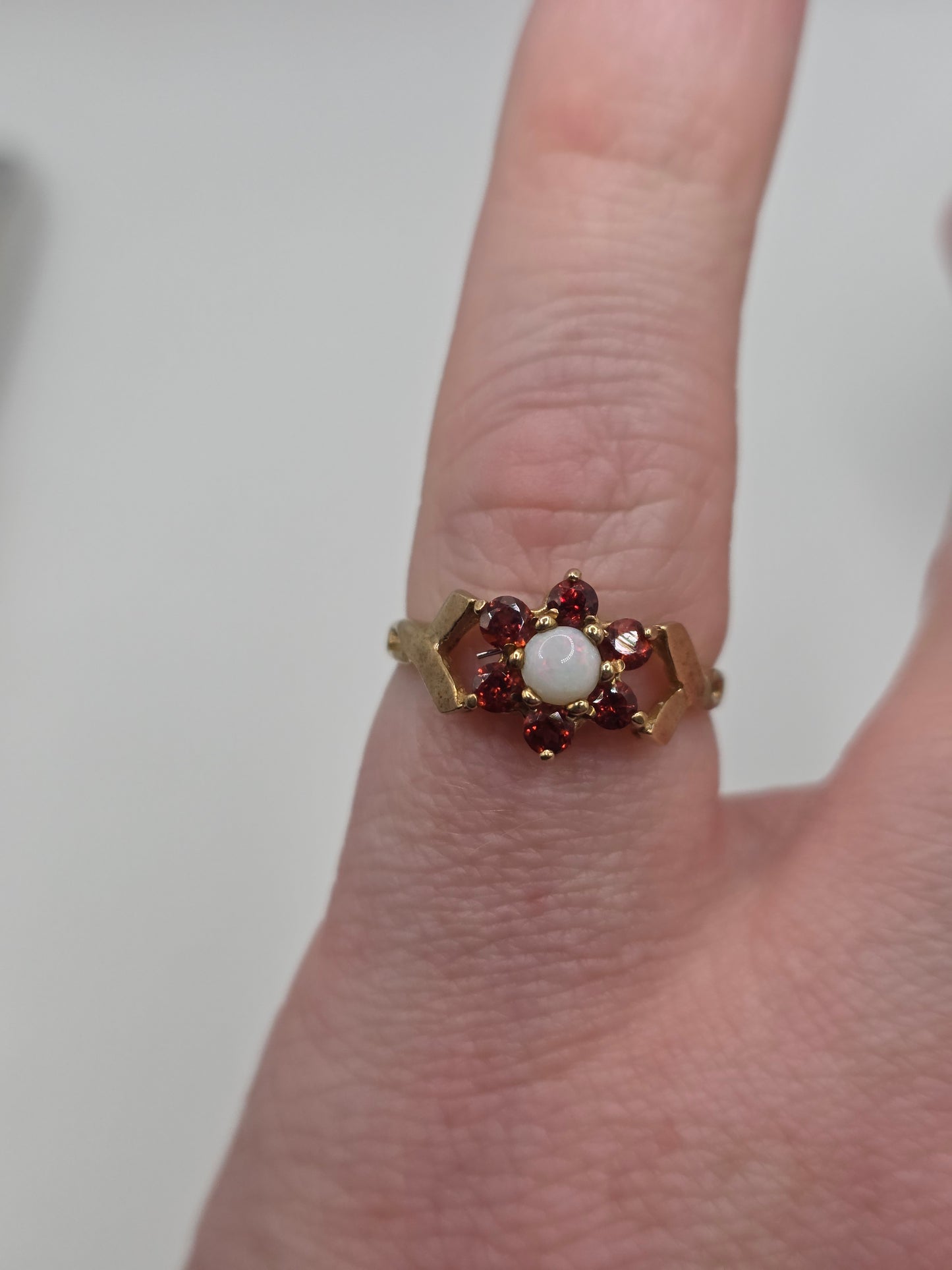 9ct gold opal and garnet ring