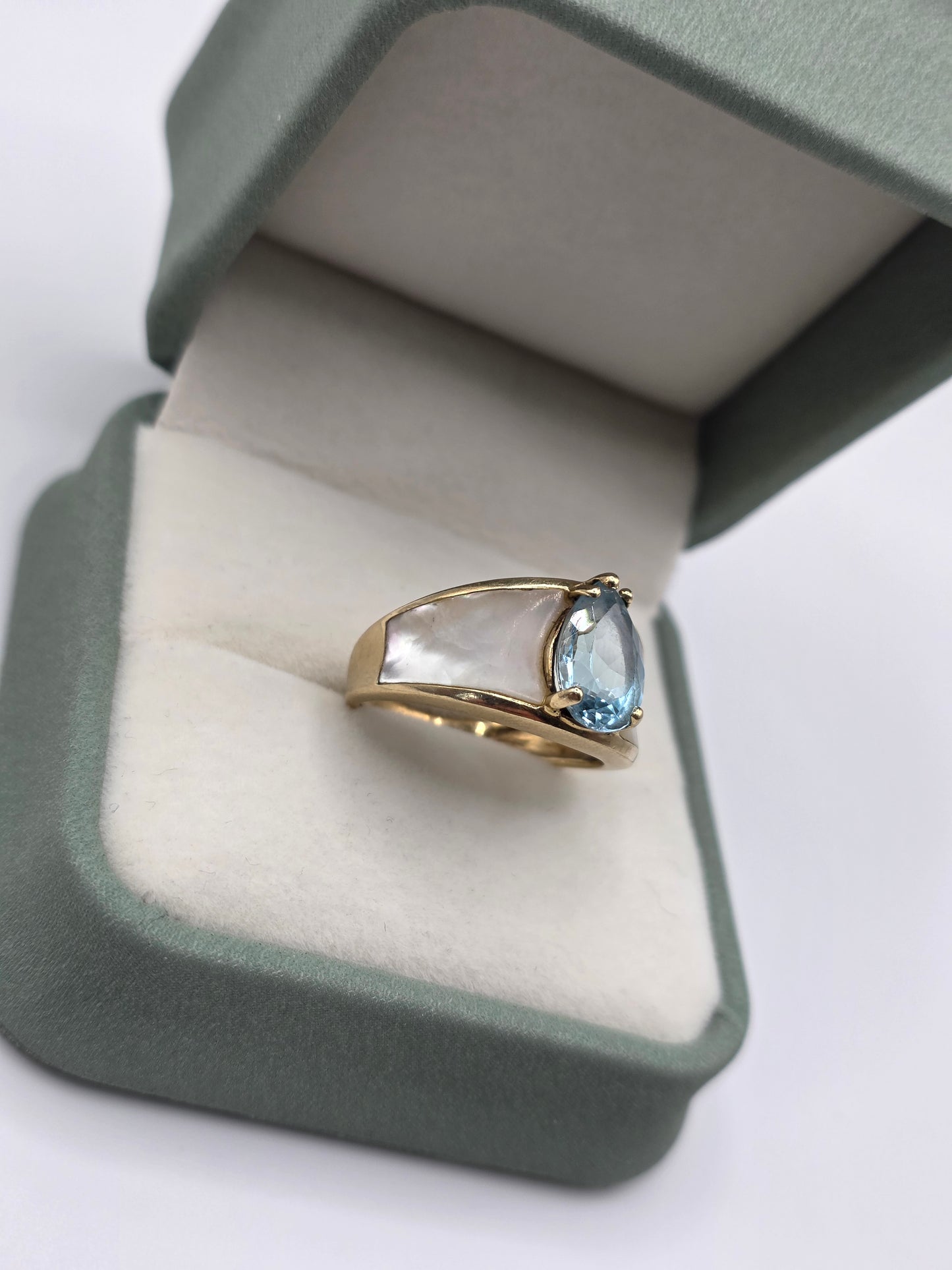 9ct gold mother of pearl and topaz ring