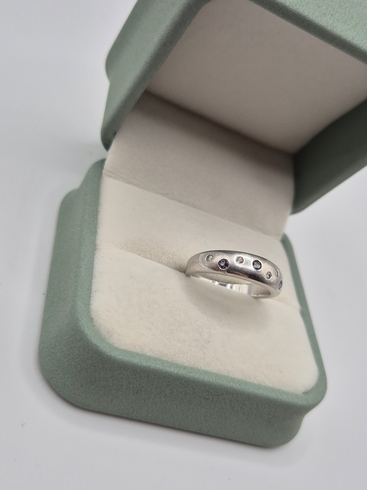 Heavy 9ct white gold tanzanite ring