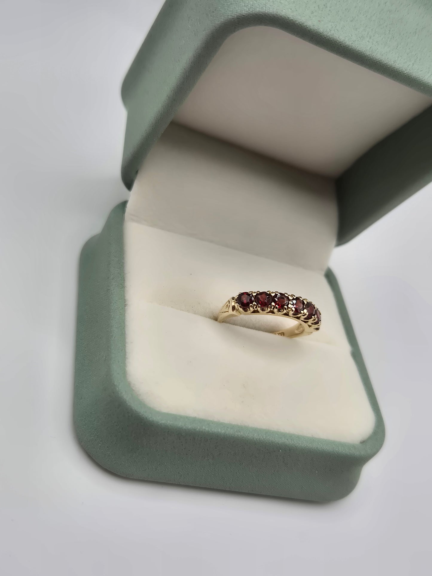 9ct gold garnet ring