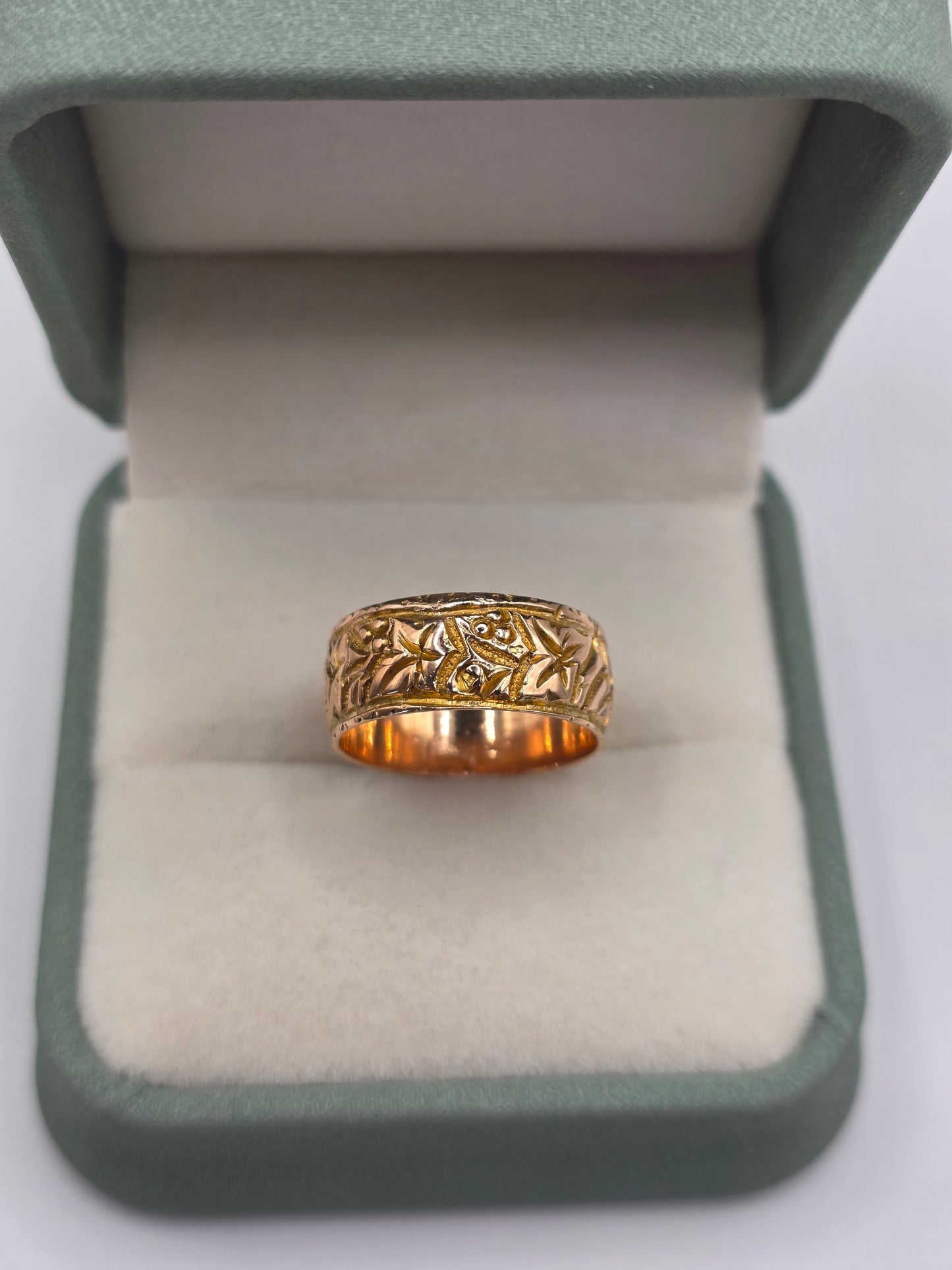 9ct gold patterned band ring