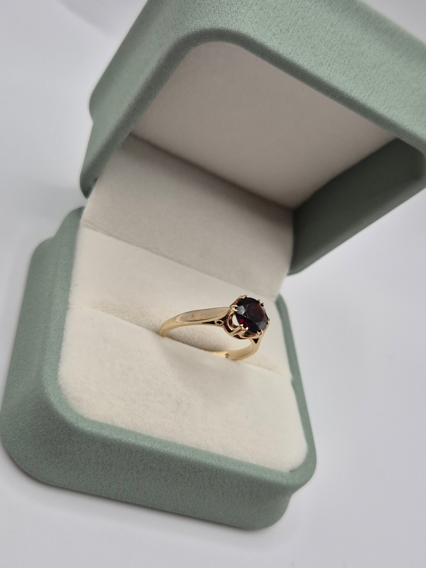 9ct gold garnet ring