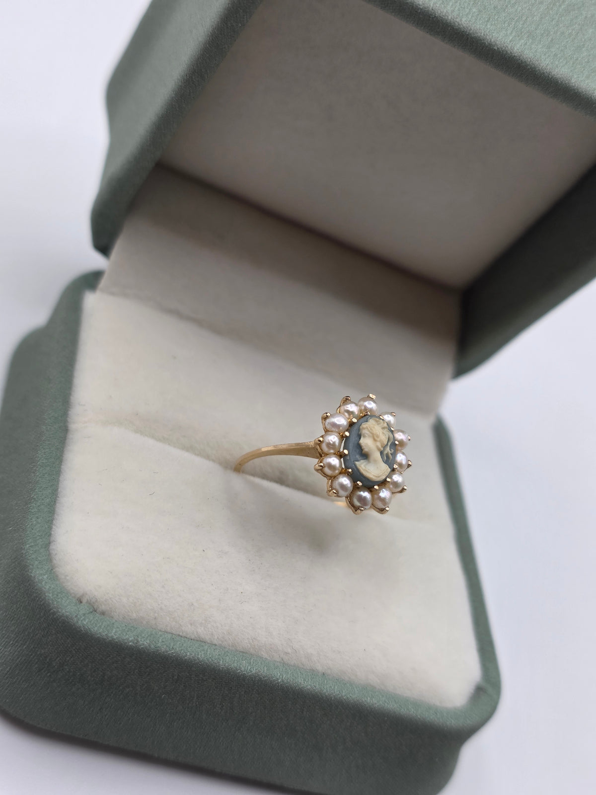 9ct gold wedgewood and pearl ring