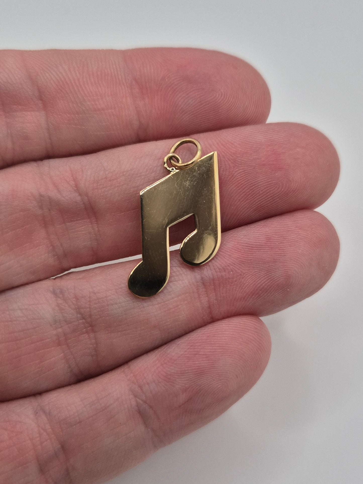 9ct gold musical note pendant