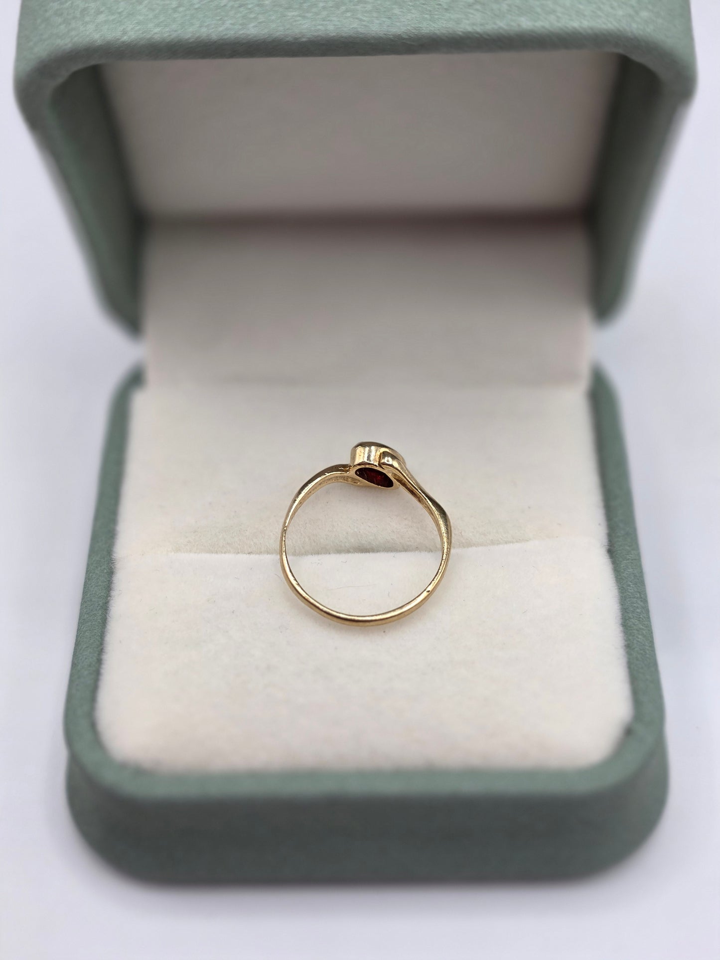9ct gold garnet ring