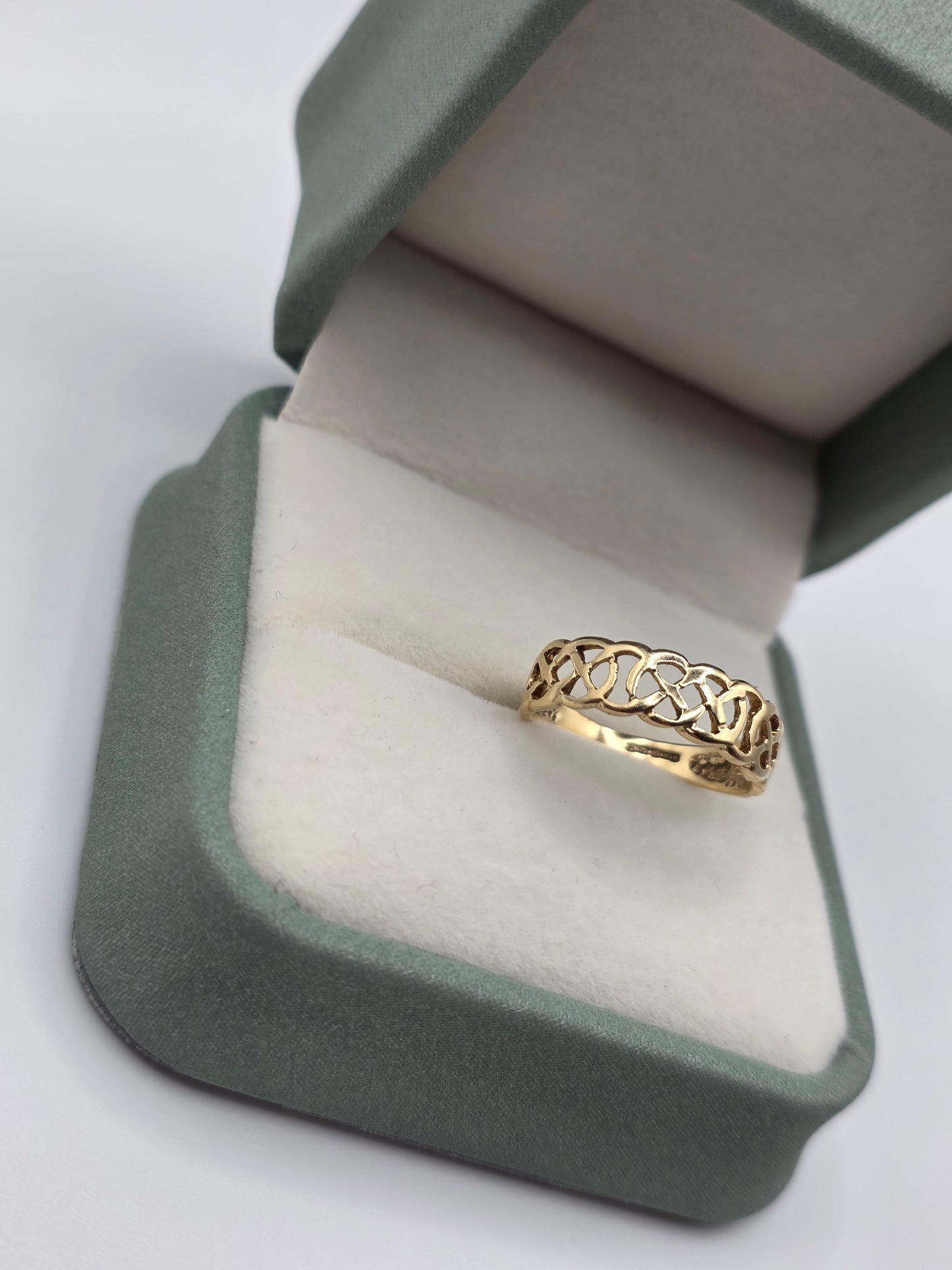 9ct gold celtic ring