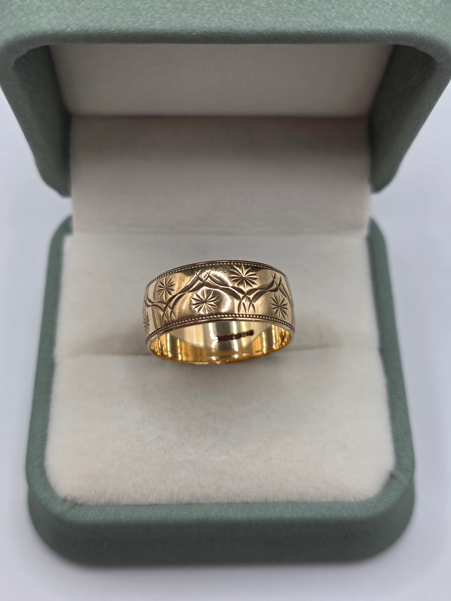 Vintage heavy 9ct gold patterned band ring