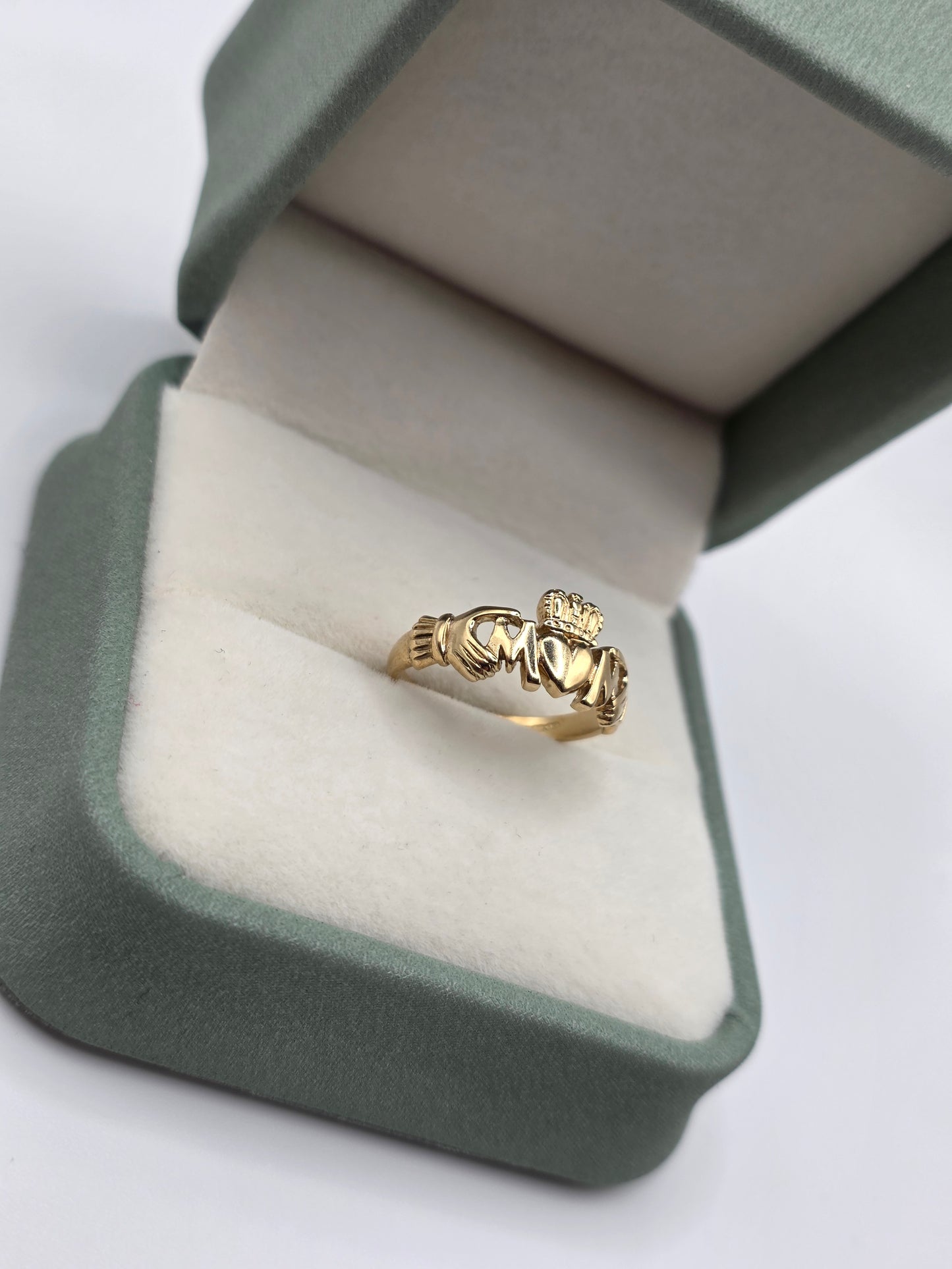 9ct gold mum claddagh ring