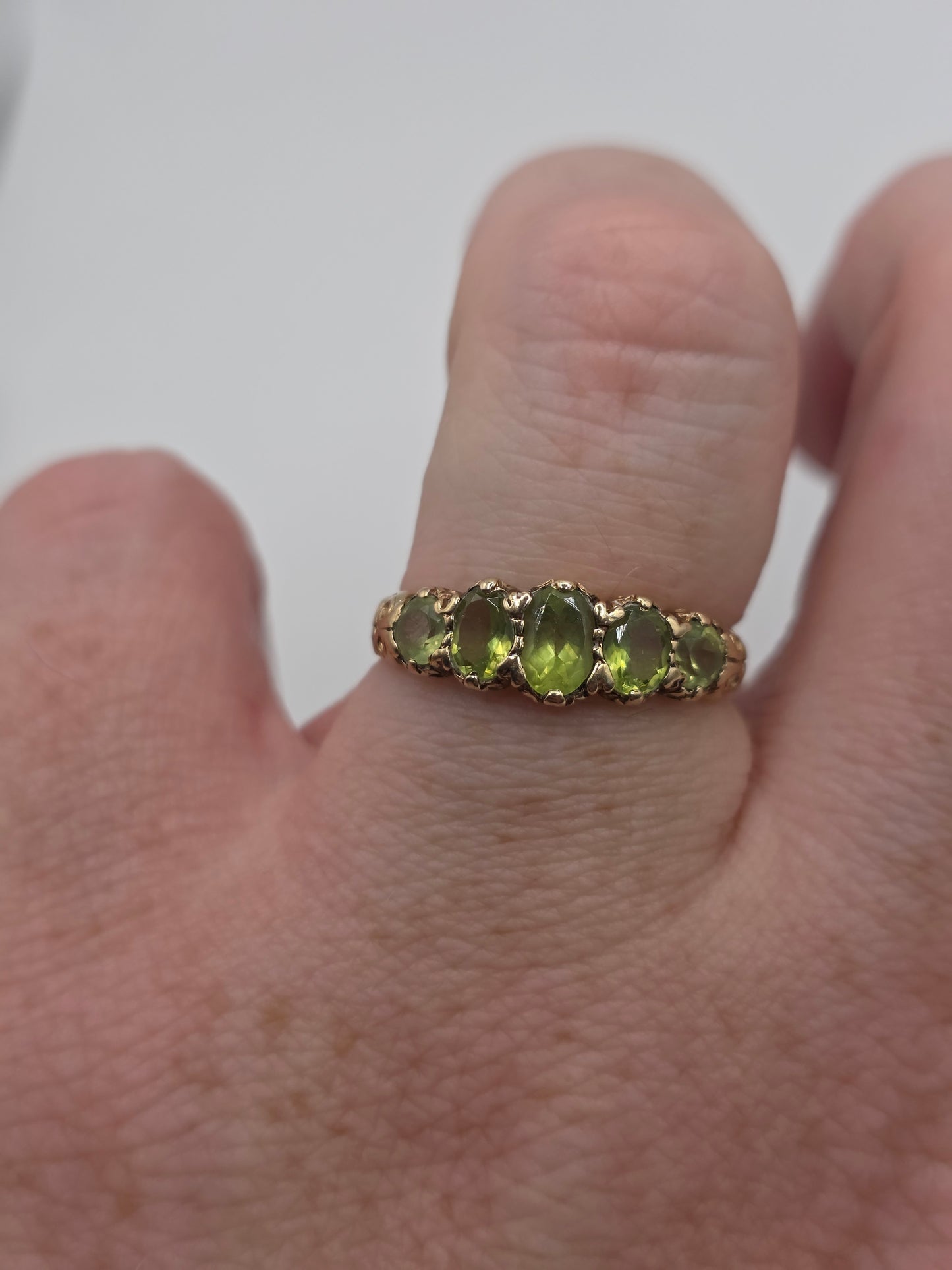 9ct gold peridot ring