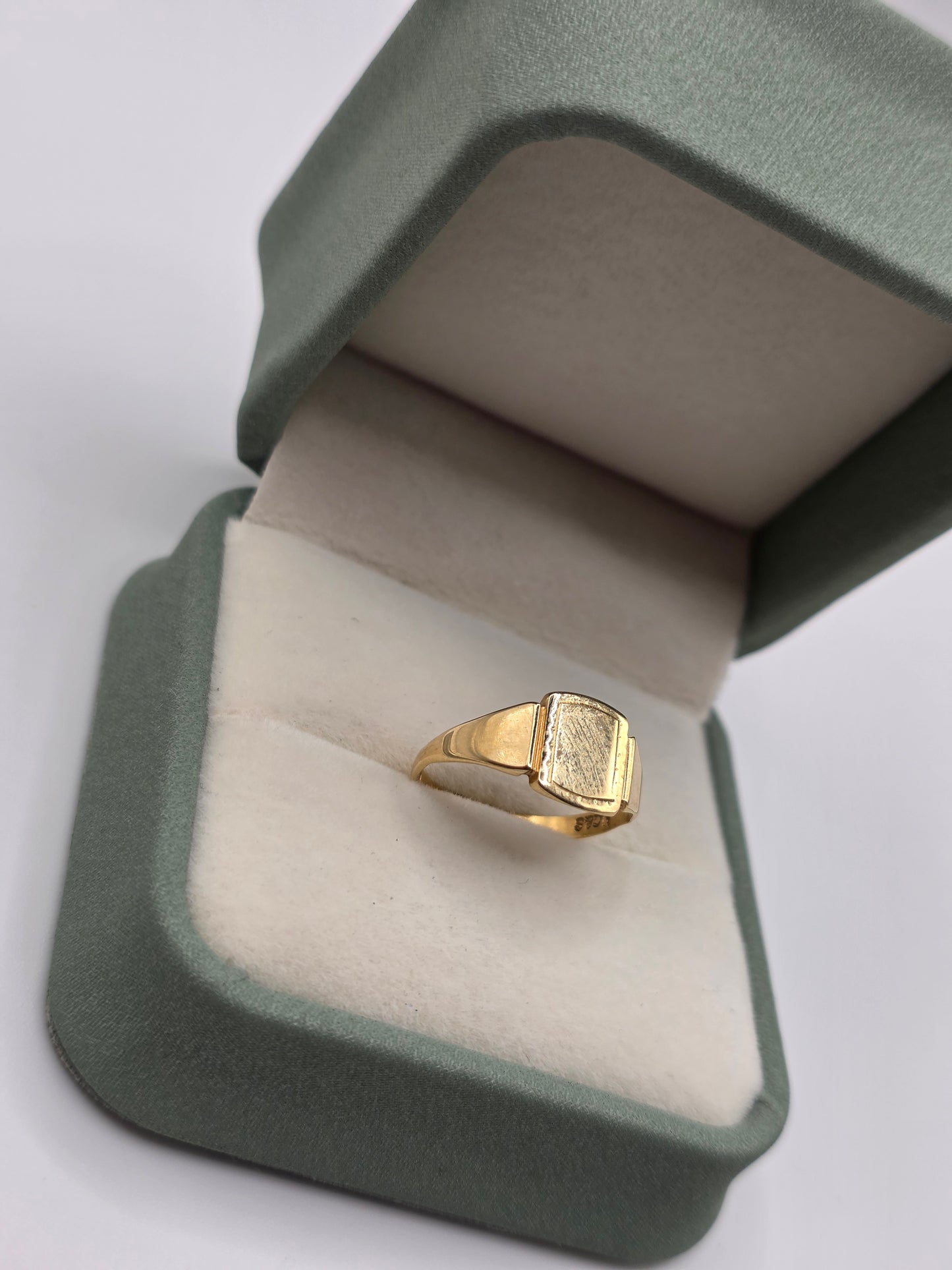 9ct gold signet ring