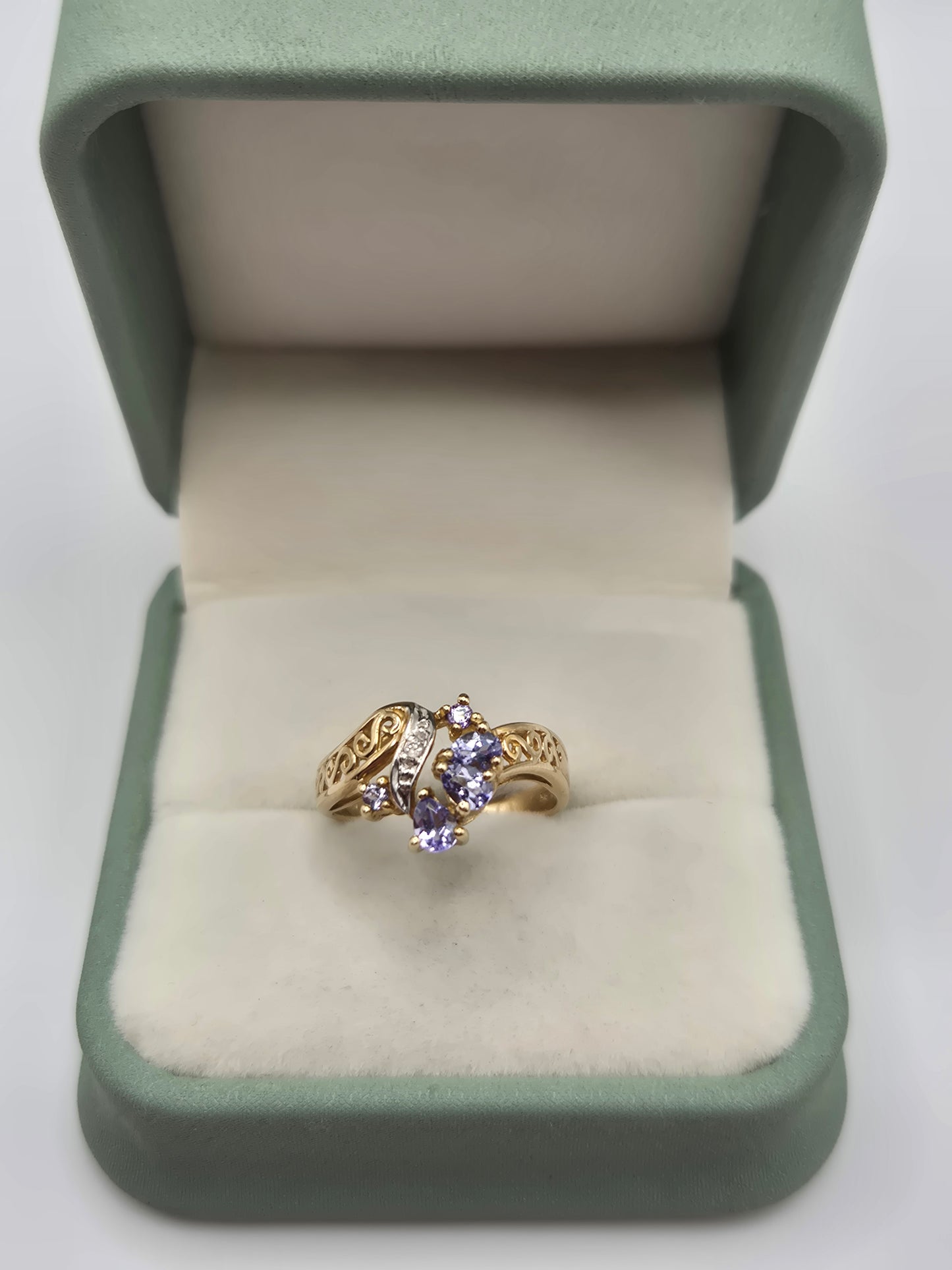 9ct gold tanzanite and diamond ring