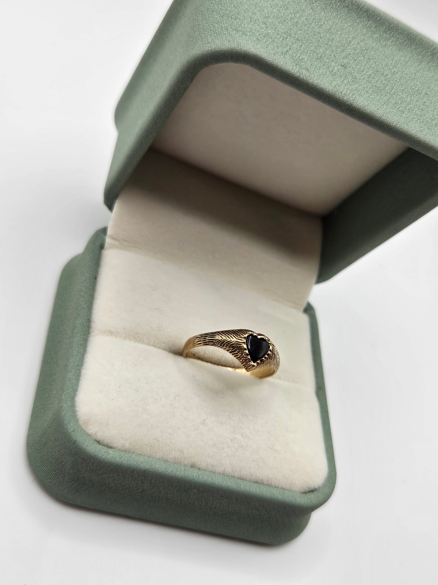 9ct gold onyx heart ring