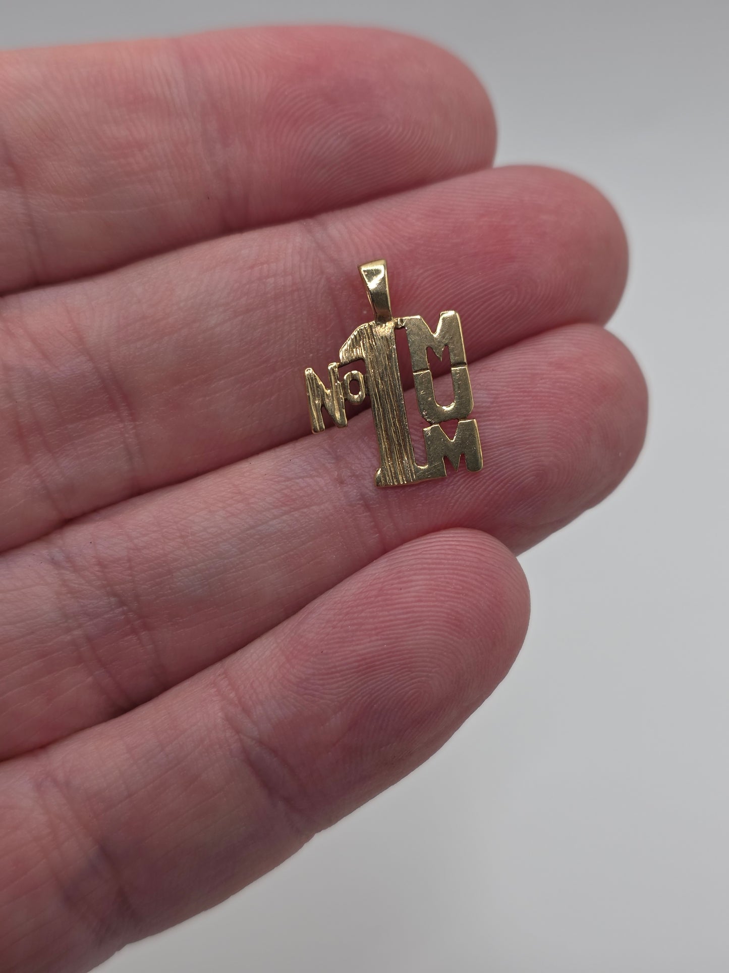 9ct gold no.1 mum pendant