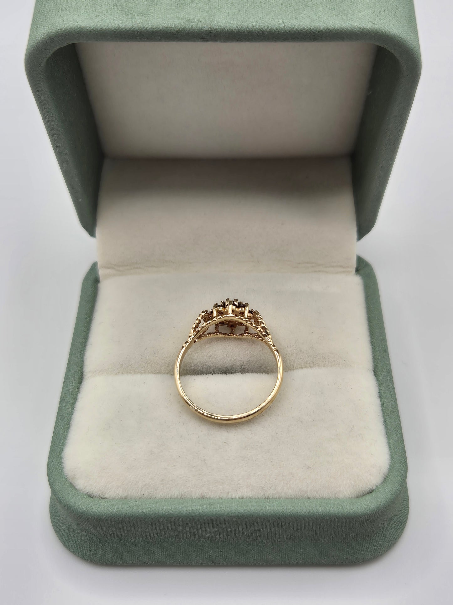 9ct gold garnet ring