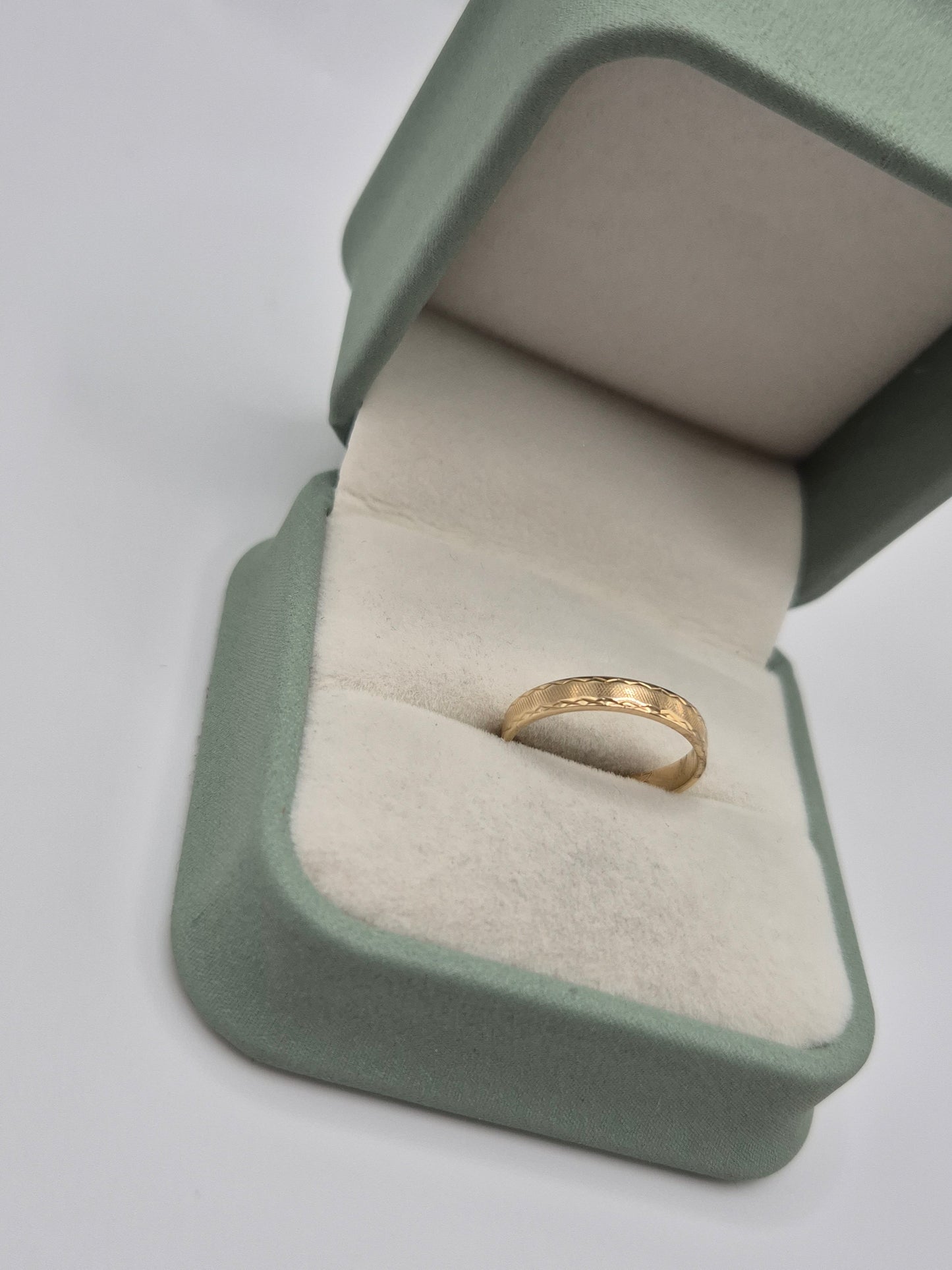 9ct gold patterned band ring