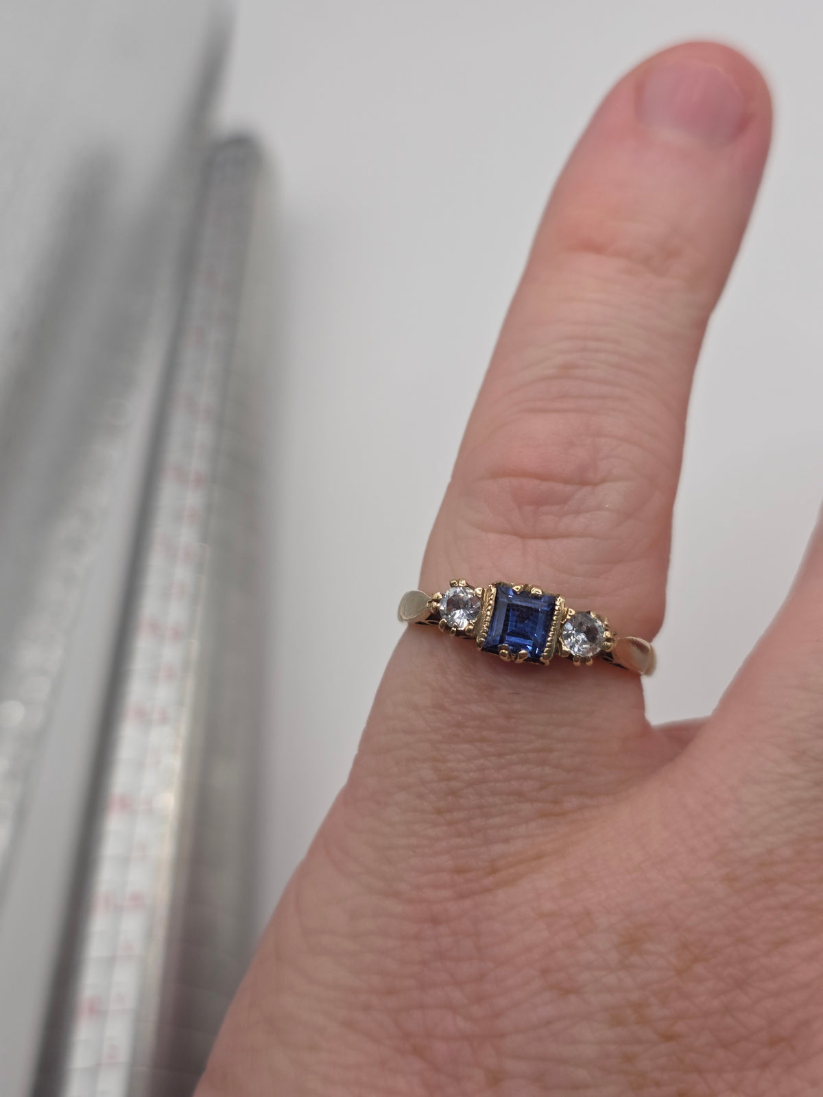 9ct gold synthetic sapphire ring