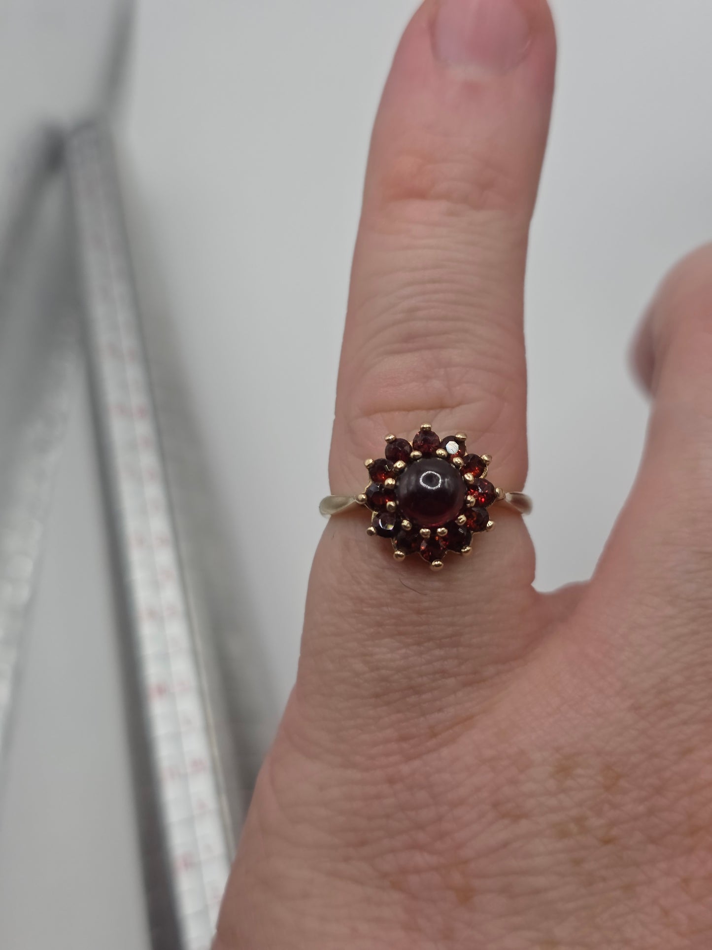 9ct gold cabachon garnet ring