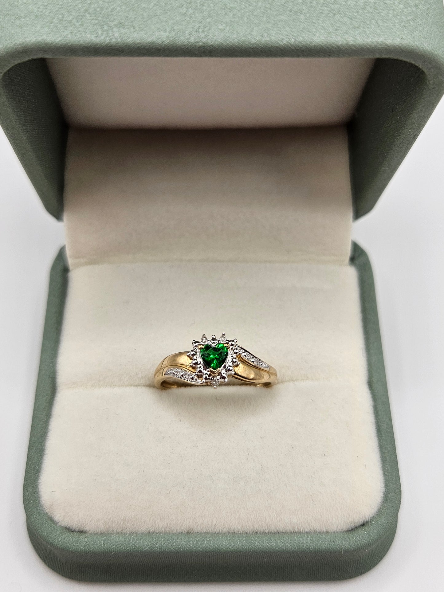 9ct gold diopside and diamond ring