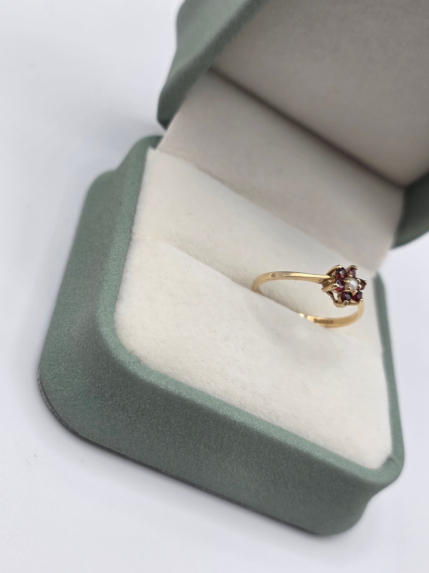 9ct gold garnet and pearl ring