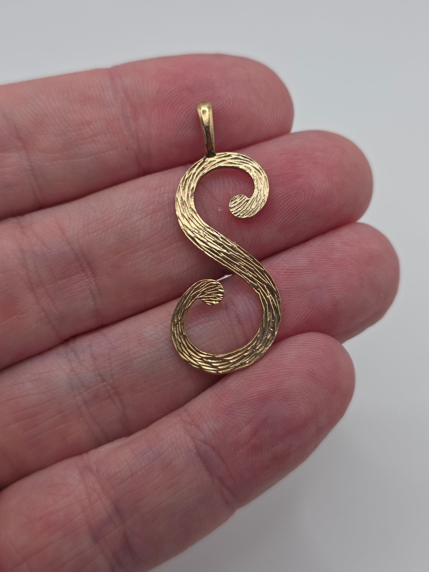 9ct gold initial S pendant