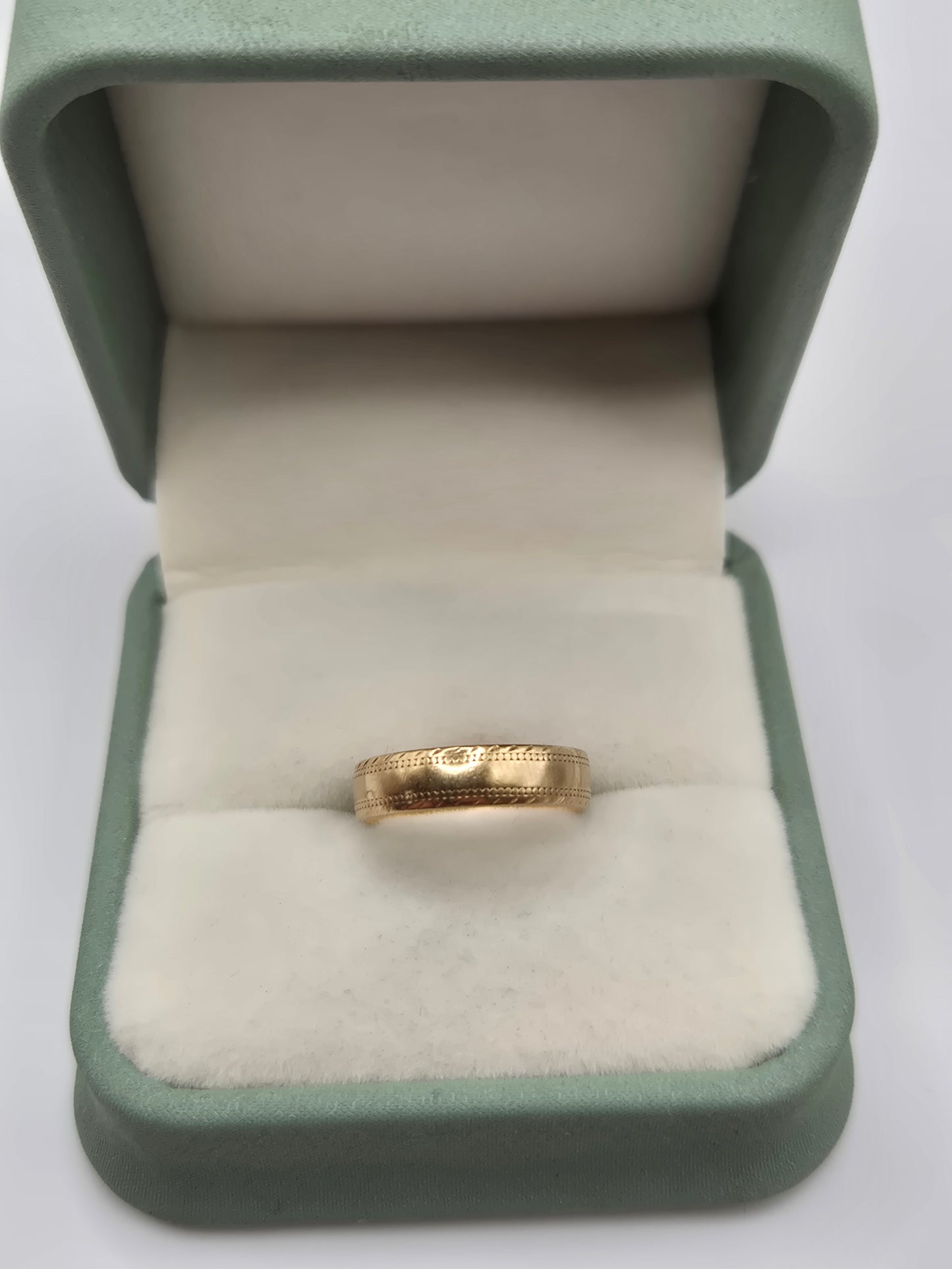 9ct gold patterned band ring