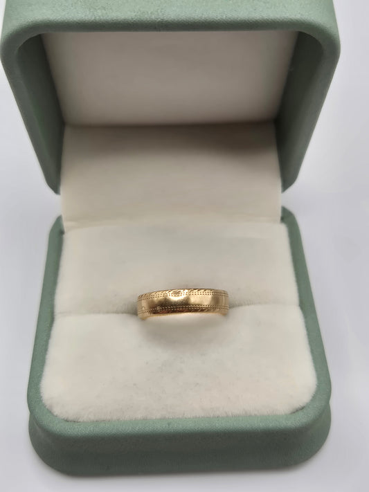 9ct gold patterned band ring