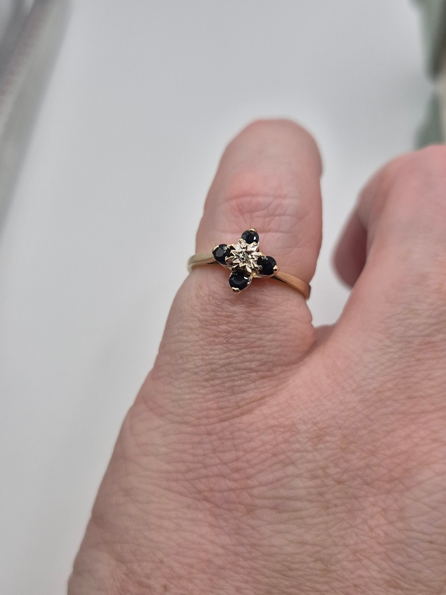 9ct gold sapphjre and diamond ring