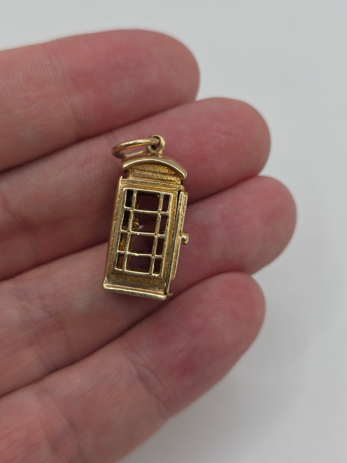Heavy 9ct gold London phone box charm