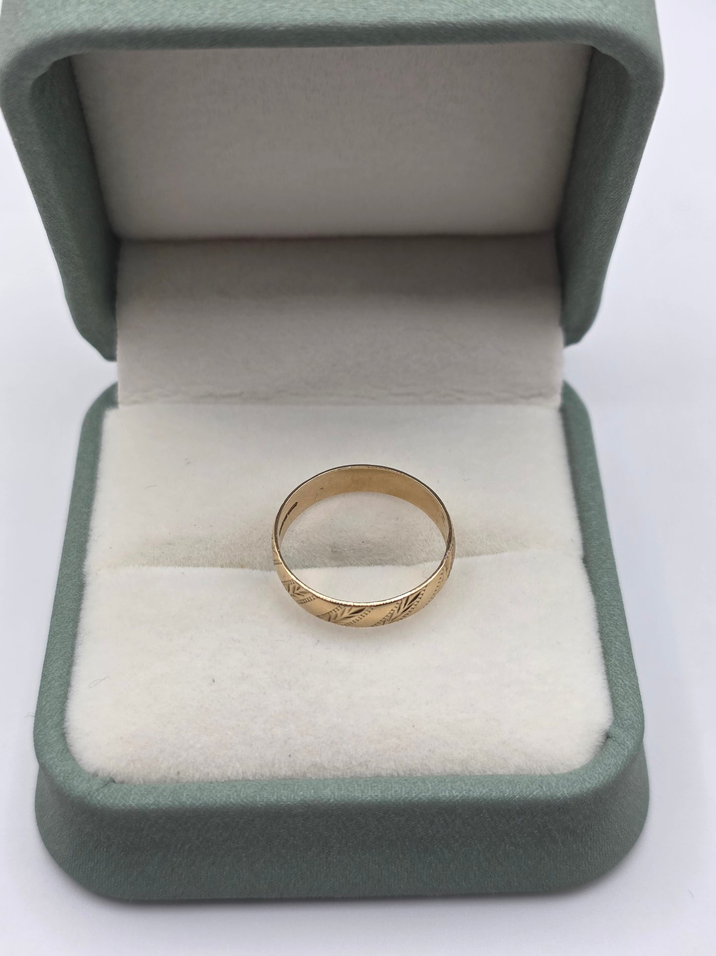 9ct gold patterned band ring