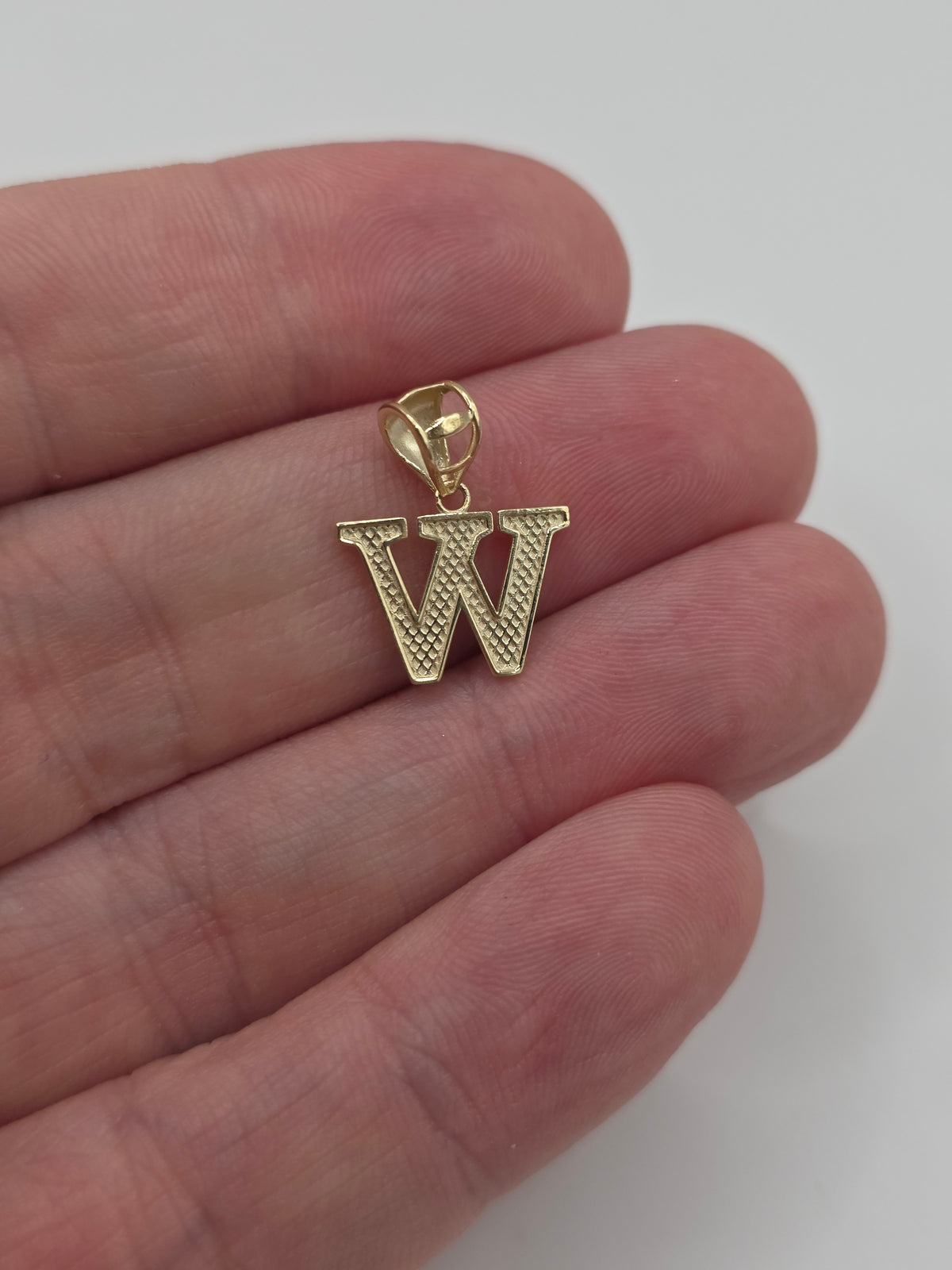 9ct gold initial W pendant