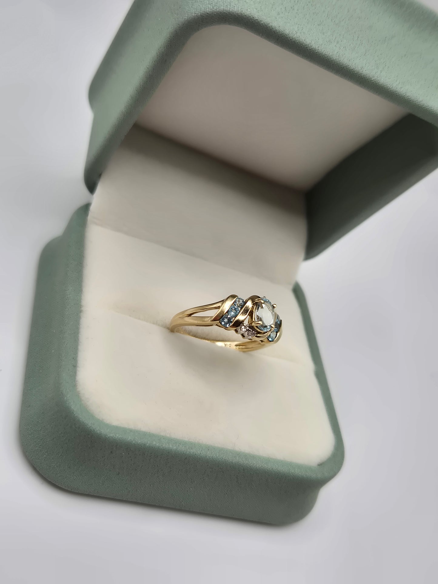 9ct gold aquamarine and diamond ring