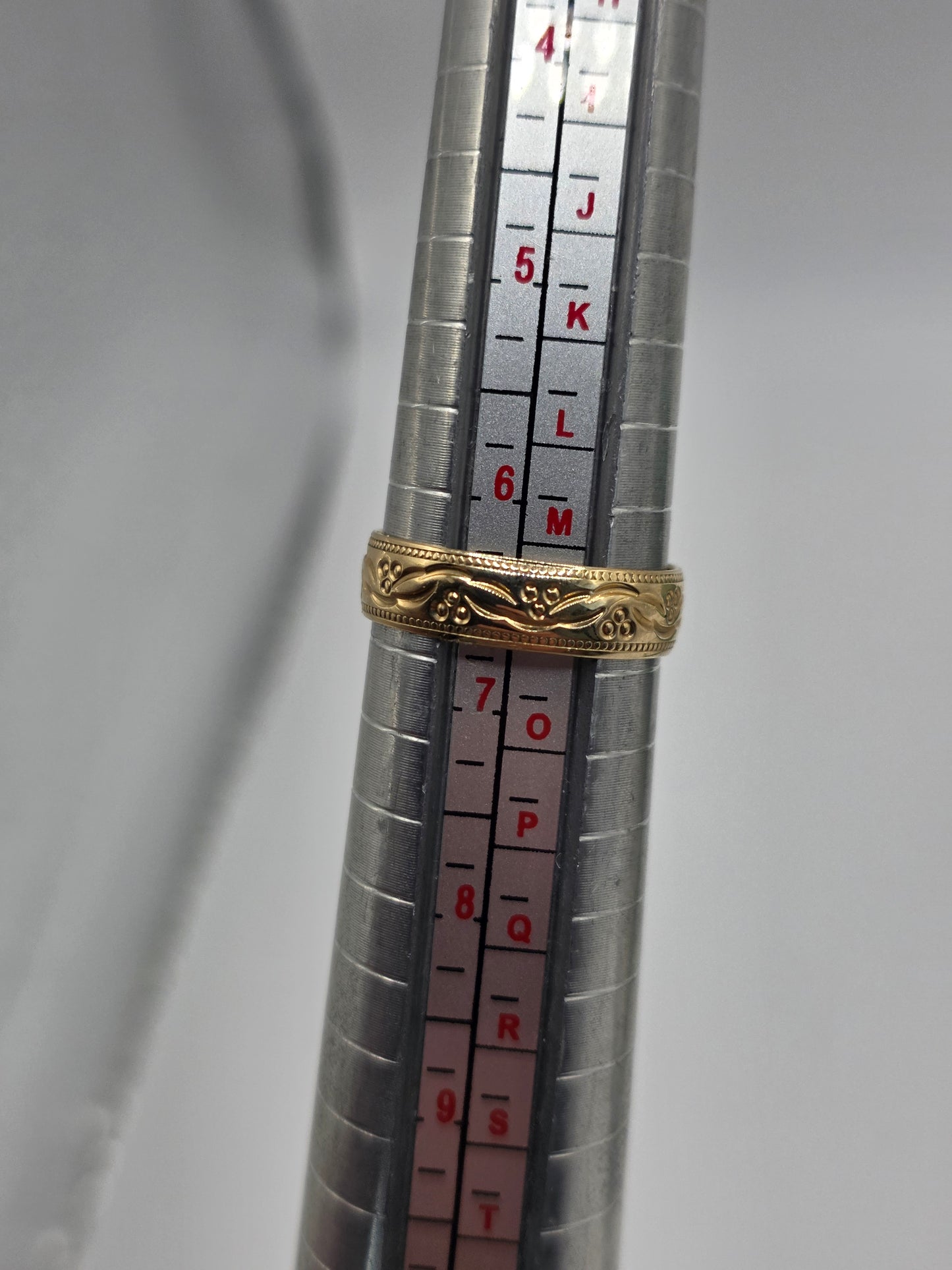 9ct gold patterned band ring