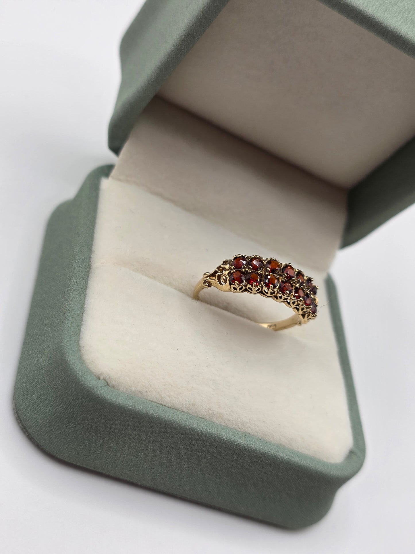 9ct gold garnet ring