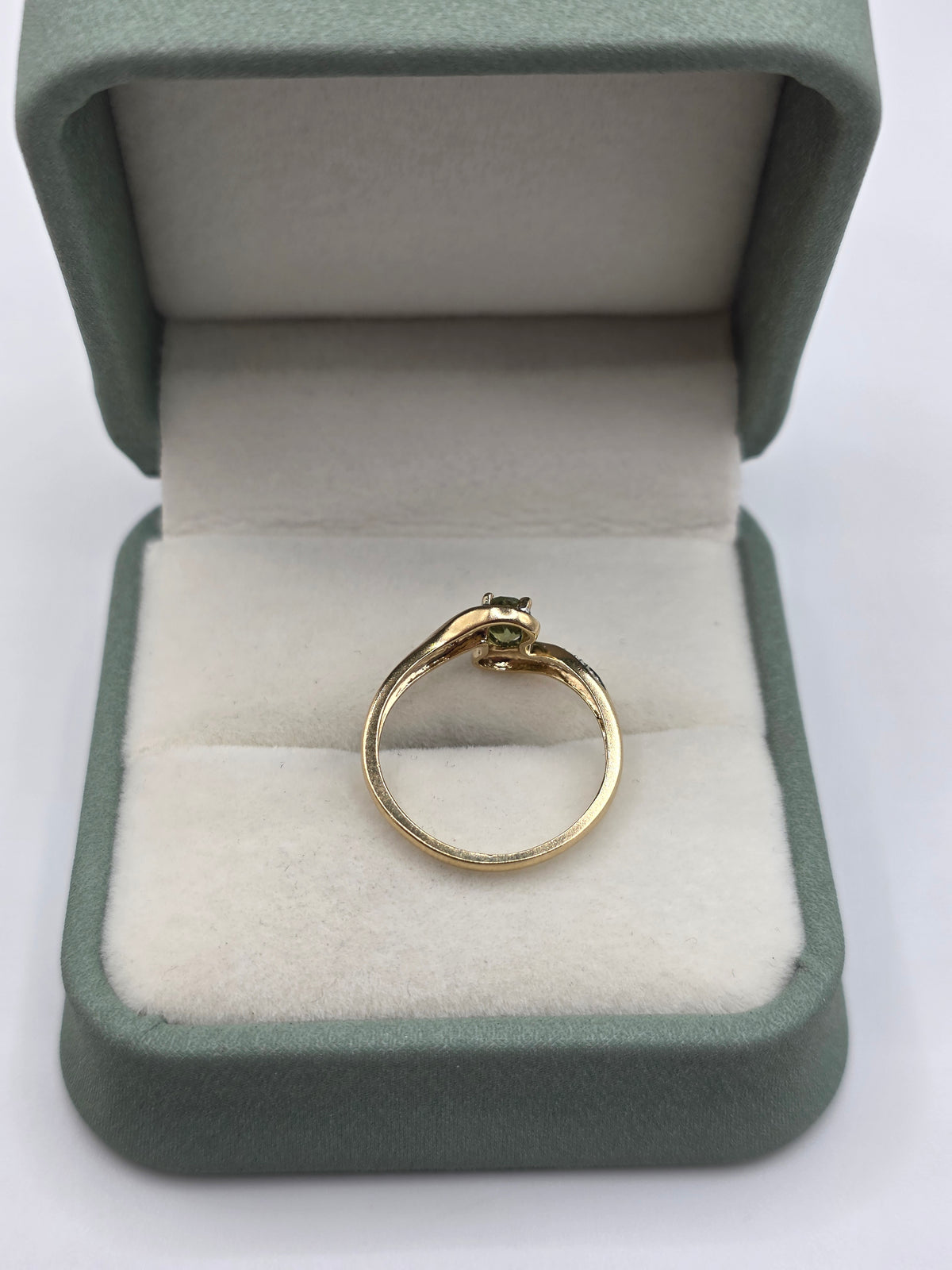 9ct gold peridot and diamond ring