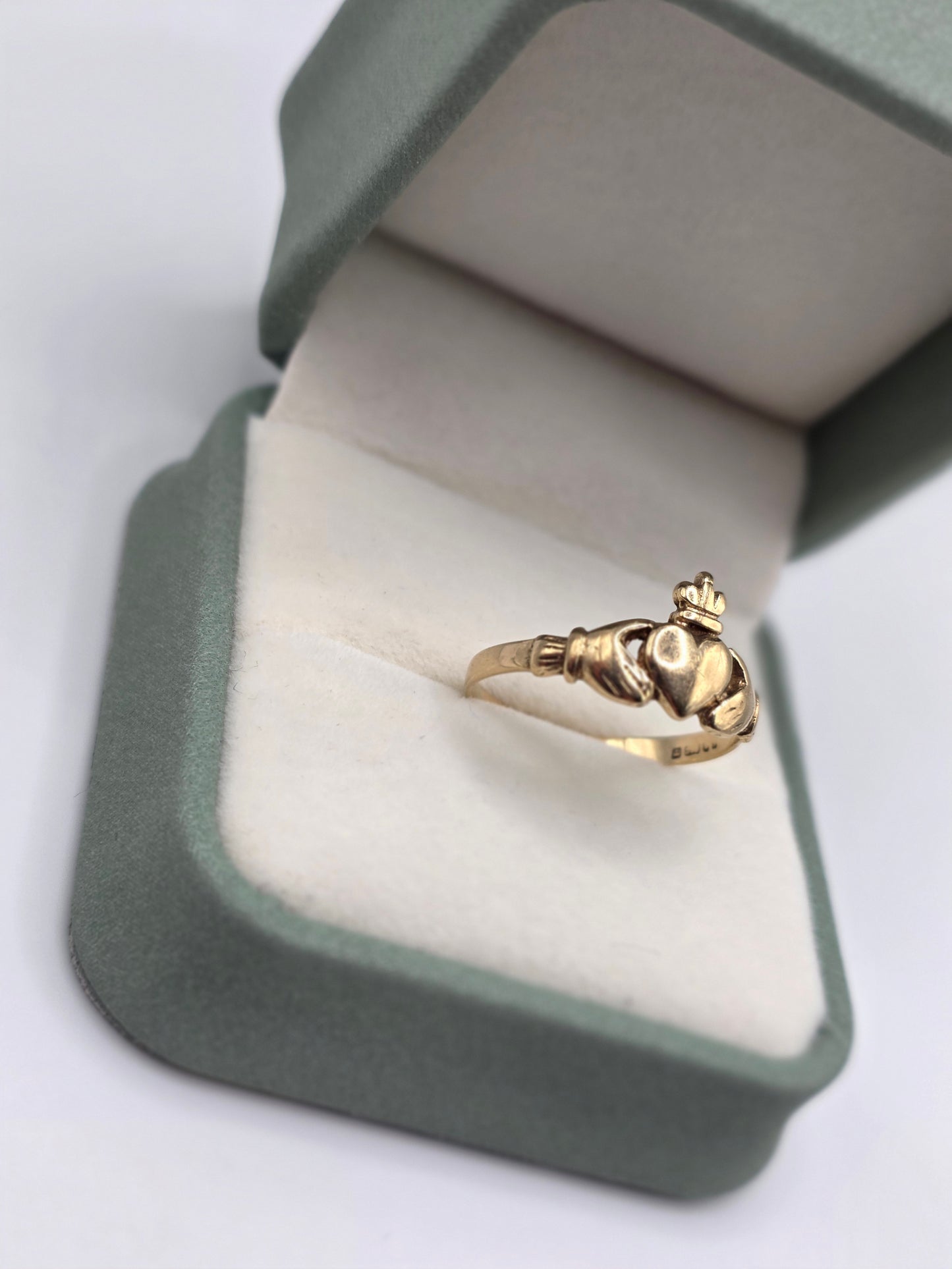 9ct gold claddagh ring