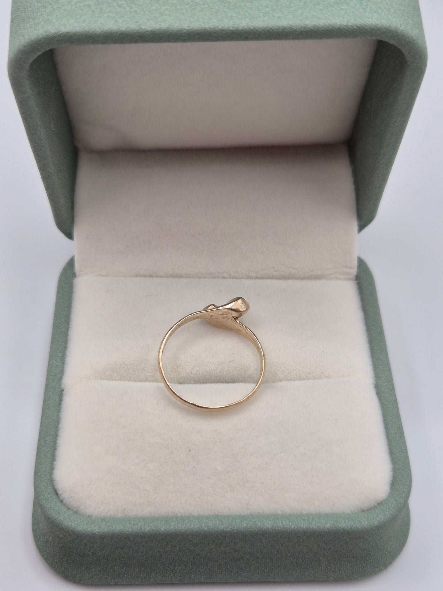 9ct gold garnet ring