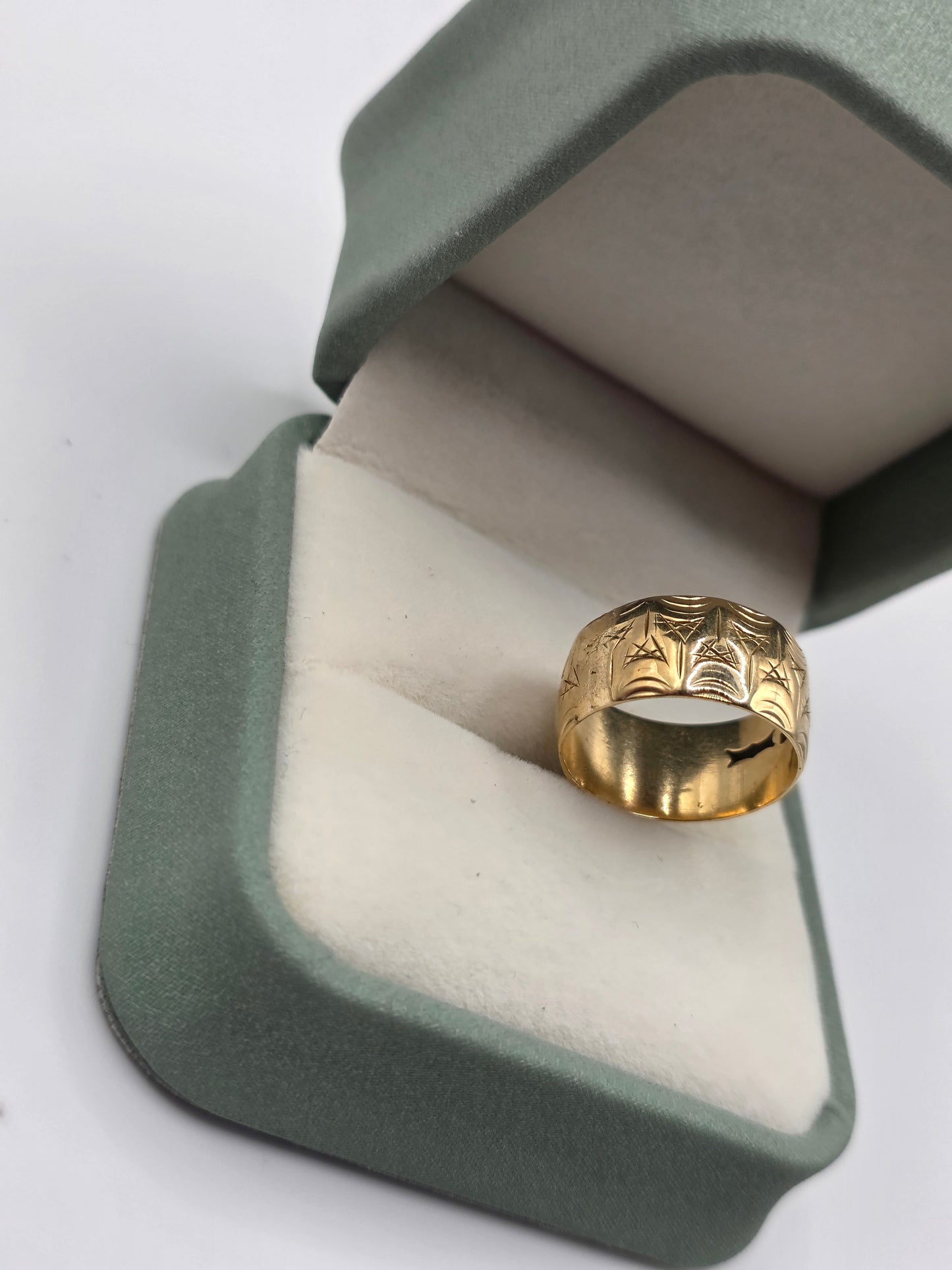 9ct gold patterned band ring
