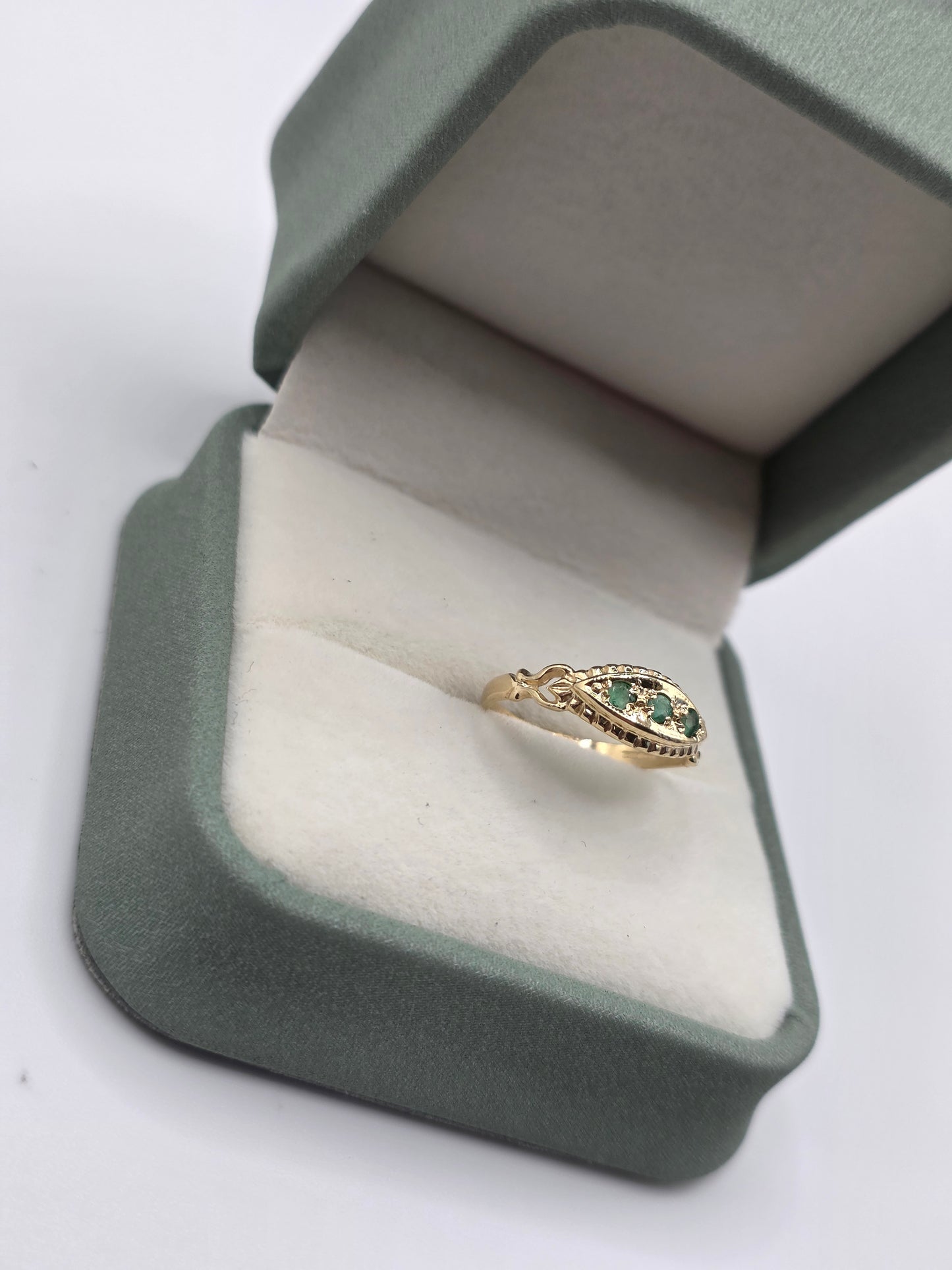 9ct gold emerald gypsy ring