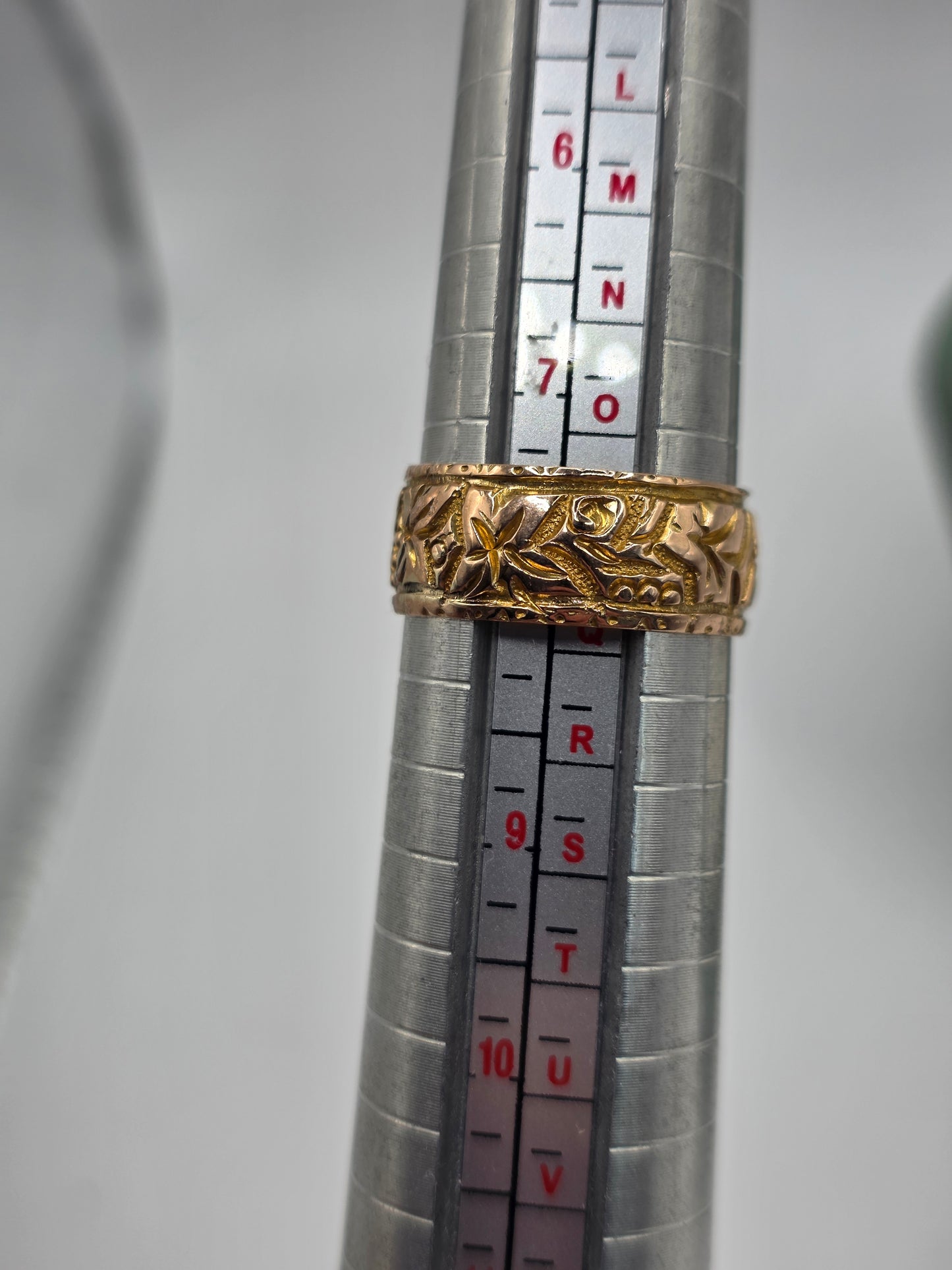 9ct gold patterned band ring