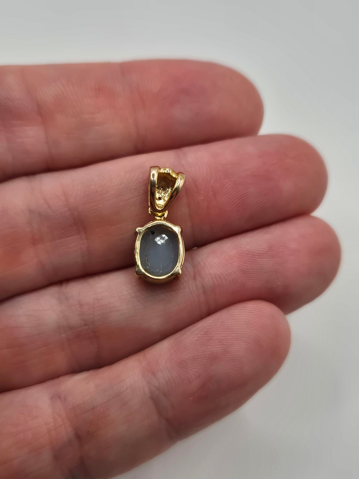 9ct gold glitter quartz pendant