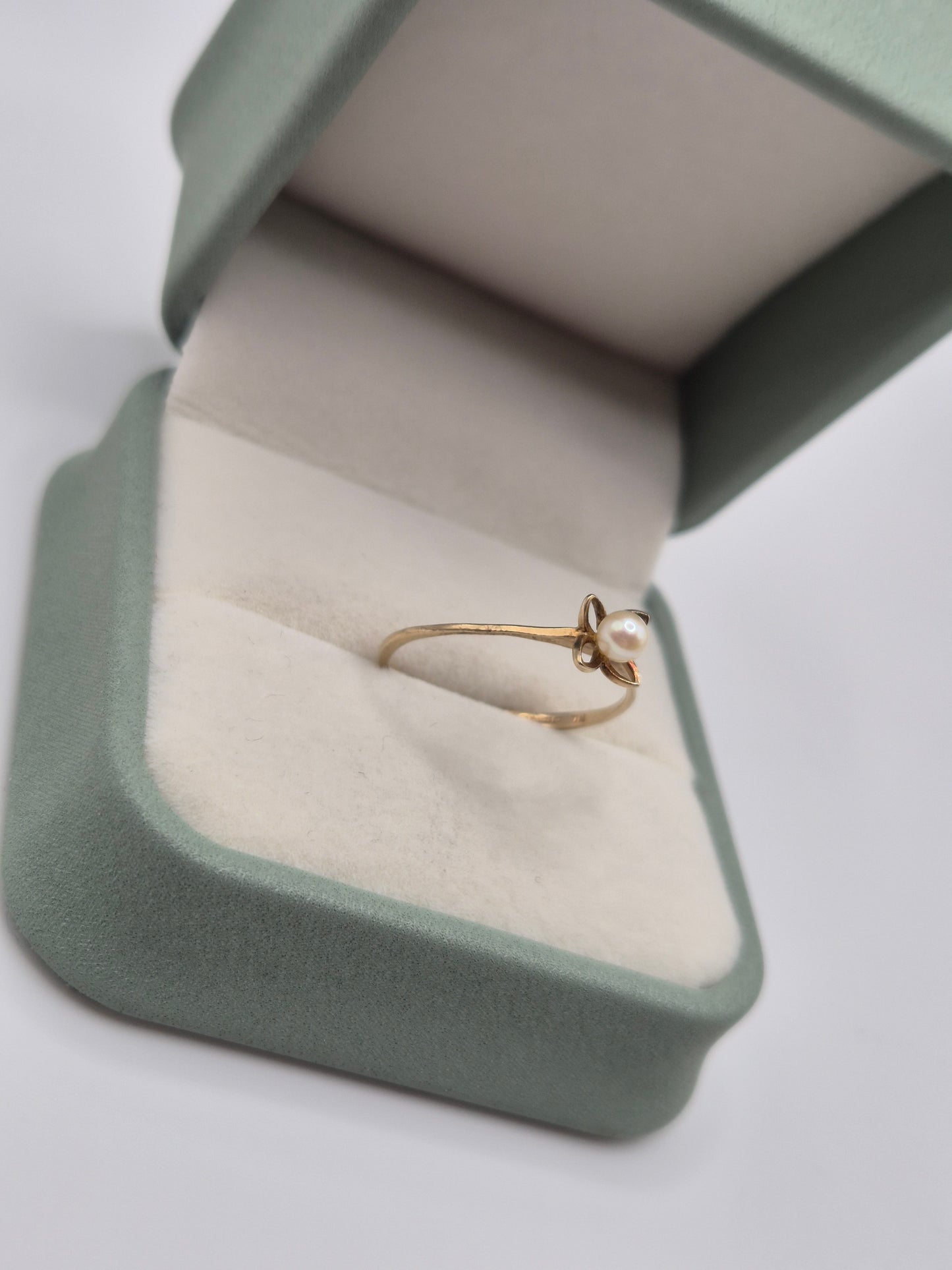 9ct gold pearl ring