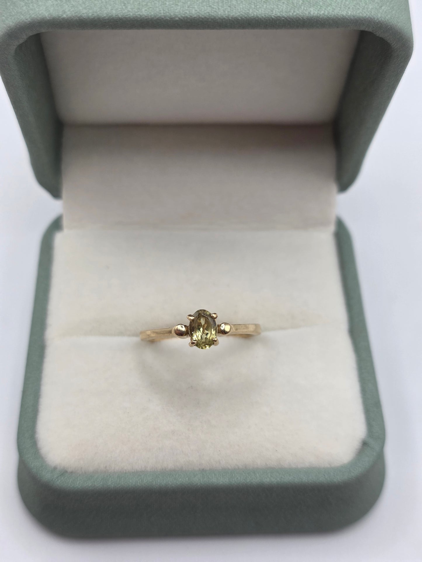 9ct gold peridot ring