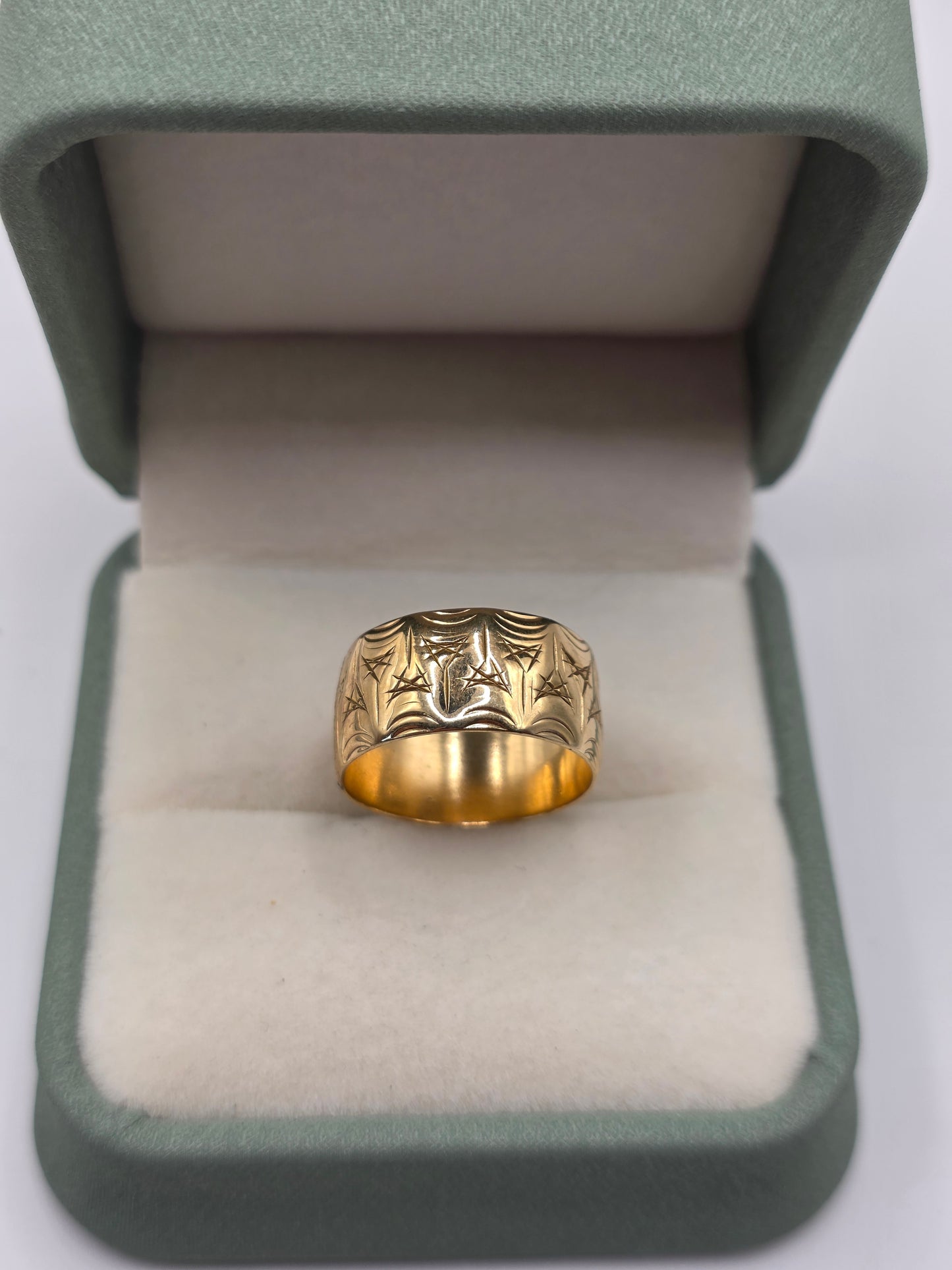 9ct gold patterned band ring