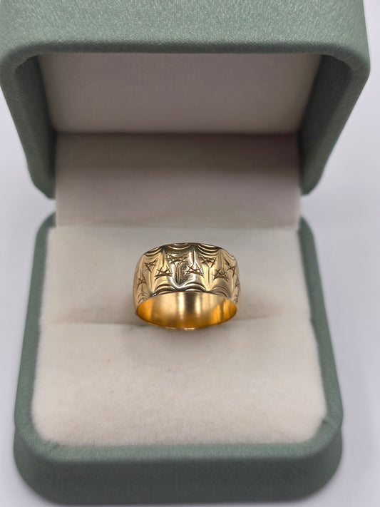 9ct gold patterned band ring