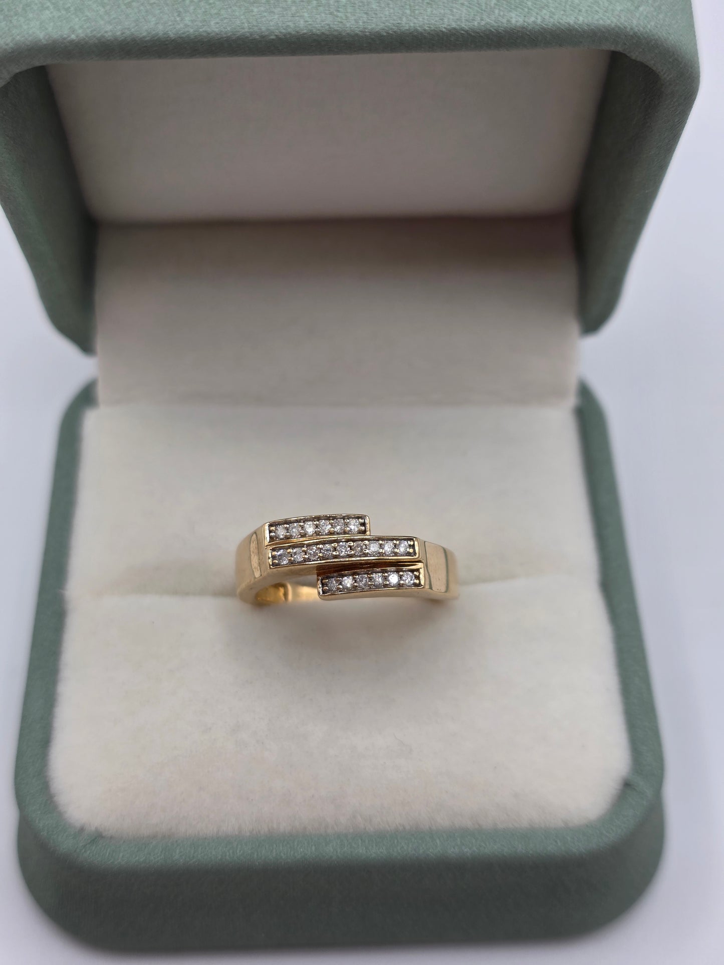 9ct gold diamond ring