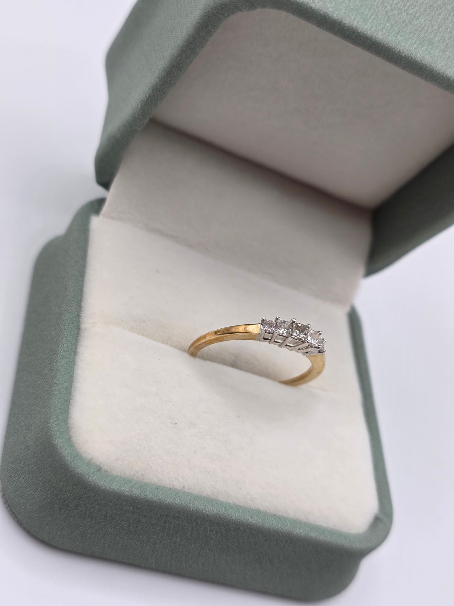 9ct gold diamond ring