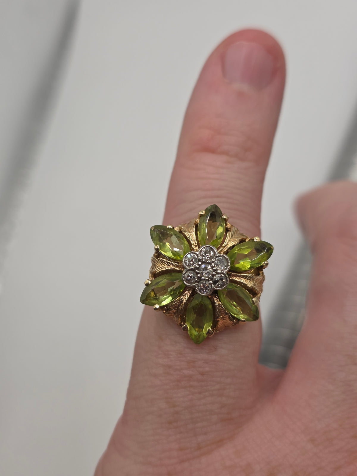 Vintage 9ct gold peridot and diamond ring
