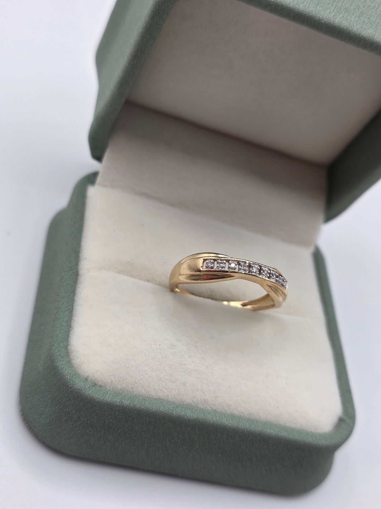 9ct gold diamond ring