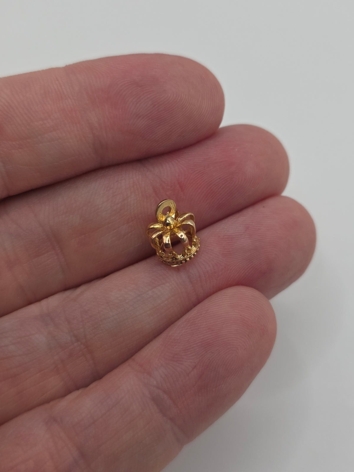 9ct gold crown charm